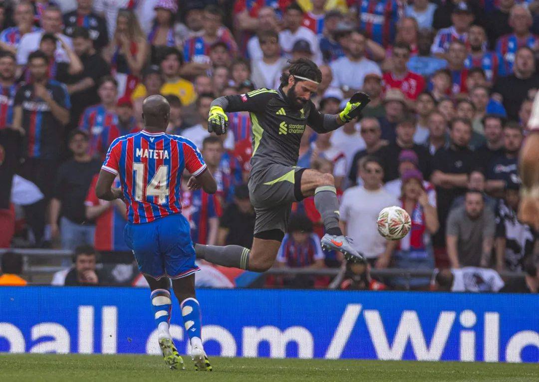 斯图加特发布备战花絮,赛前临场应变,社区盾任务艰巨,球队文化再被提及 -米兰电竞